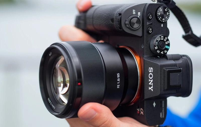 Объектив Sony FE 85mm f/1.8 (SEL85F18) купить в Москве в интернет