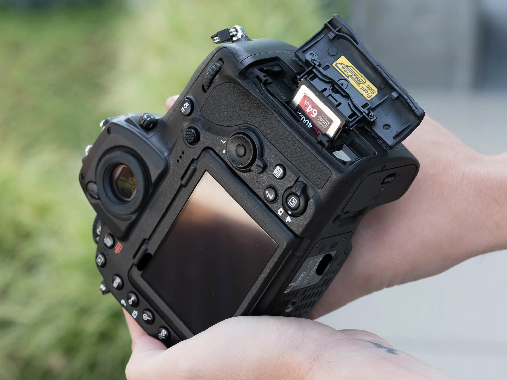 Nikon D850 Body — корпус и органы управления